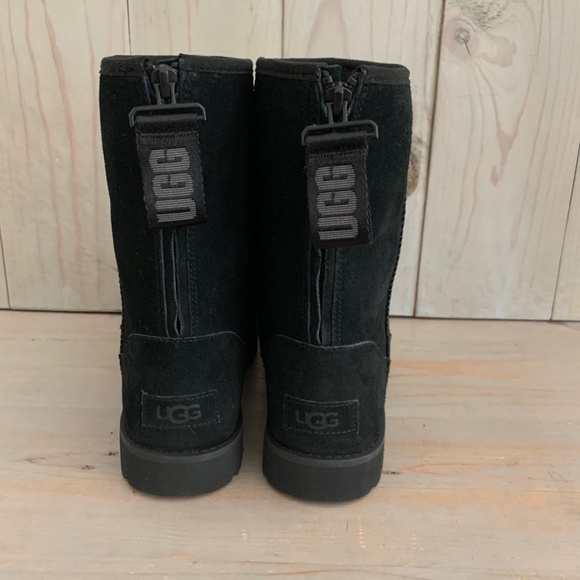 UGG CLASSIC SHORT LOGO ZIP BLACK BOOTS NEW - Picture 5 of 9